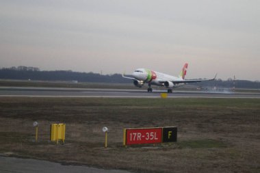 20.12.27 Milan Malpensa Havaalanı. Kalkış pisti bir uçakla görüldü.