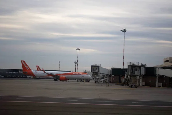 2020 Μιλάνο Αεροδρόμιο Malpensa Easyjet Χαμηλού Κόστους Αεροπορική Εταιρεία Που — Φωτογραφία Αρχείου