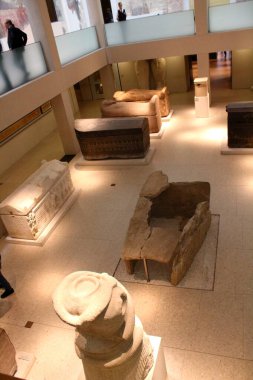 Müze adasındaki 2018.06.11 Berlin Yeni Müzesi, başlangıçta Mısır 'da Nefertiti' nin Baskını gibi olağanüstü değerli parçaların bulunduğu bir koleksiyona ev sahipliği yapmaktadır.