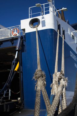 Limanda halatlarla demirlenmiş bir feribotun kıç tarafının canlandırıcı görüntüsü.