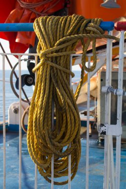 Ön plandaki halatın anımsatıcı görüntüsü.