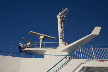 Seyrüsefer için kullanılan ön plandaki feribotun radar görüntüsü.