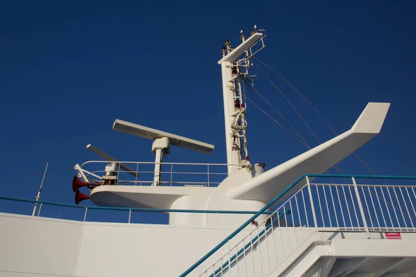 ナビゲーションに使われる前景の船のレーダー画像を想起させます — ストック写真