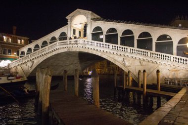 Venedik, İtalya, 28 Ocak 2020 gece Rialto Köprüsü 'nün hatırlatıcı görüntüsü, şehrin en ünlü sembollerinden biri.