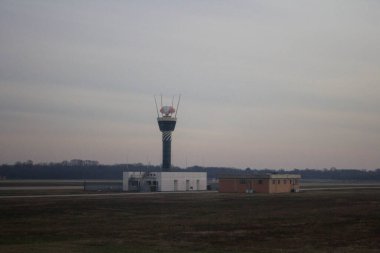 20.12.27 Milan Malpensa Havaalanı, bir uçaktan havalanan kontrol kulesi görüldü.