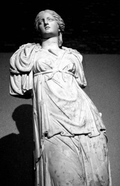 Müze adasındaki 2018.06.11 Berlin Yeni Müzesi, başlangıçta Mısır 'da Nefertiti' nin Baskını gibi olağanüstü değerli parçaların bulunduğu bir koleksiyona ev sahipliği yapmaktadır.