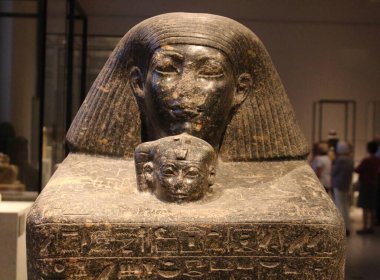 Müze adasındaki 2018.06.11 Berlin Yeni Müzesi, başlangıçta Mısır 'da Nefertiti' nin Baskını gibi olağanüstü değerli parçaların bulunduğu bir koleksiyona ev sahipliği yapmaktadır.