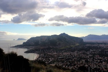 Palermo, İtalya 'da gün batımında Monte Pellegrino ile Mondello sahilinin panoramik görüntüsü