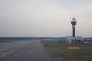 20.12.27 Milan Malpensa Havaalanı, bir uçaktan havalanan kontrol kulesi görüldü.