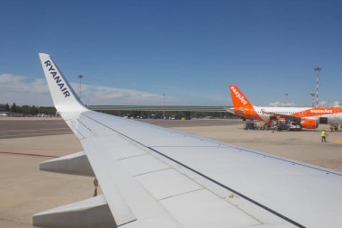 2021.06.06 Milan Malpensa Havalimanı, Ryanair düşük maliyetli havayolu İtalya uçuşu, piste ulaşmak için taksicilik yaparken uçağın kanadının canlandırıcı görüntüsü