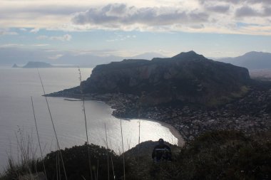 Palermo, İtalya 'da gün batımında Monte Pellegrino ile Mondello sahilinin panoramik görüntüsü