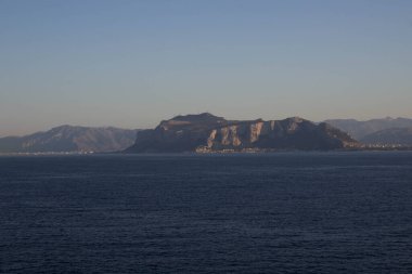 Palermo, İtalya Monte Pellegrinoat 'un deniz günbatımını anımsatan panoramik manzarası