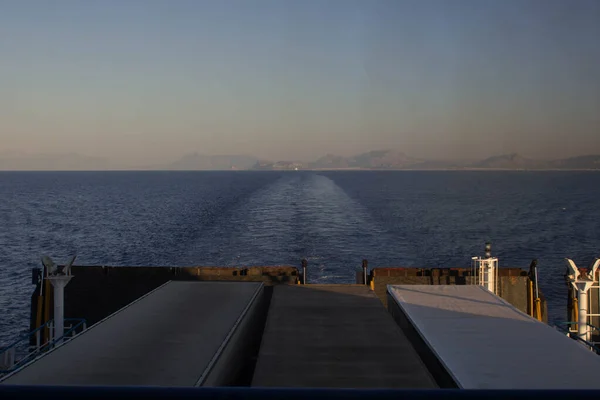 Popa Ferry Comercial Con Estela Hélice Costa Fondo — Foto de Stock