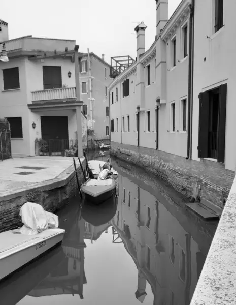 Veneza Itália Janeiro 2020 Evocativa Imagem Preto Branco Barcos Ancorados — Fotografia de Stock