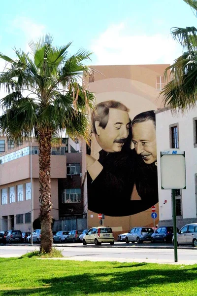 İtalya 'daki Palermo turistik limanı, Falcone ve Borsellino' ya adanmış duvar resimleri iki ünlü mafya karşıtı yargıç.