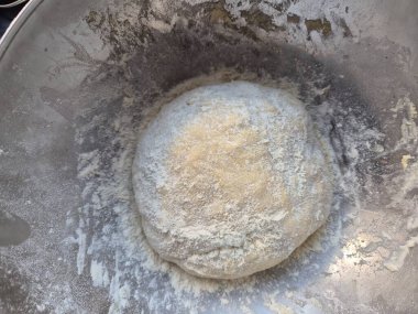 Baharatlı salam, domates sosu, mozzarella, soğan ve ançüezli ev yapımı pizzanın anımsatıcı görüntüsü..