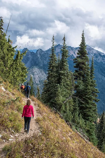 Rodzina piesze wycieczki na szlak grzebieniem bardzo Pacyfiku, Washington State w Chinook Zdjęcie Stockowe