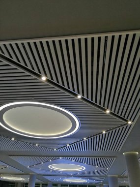 Cam ve metalden yapılmış modern çatı. İnşa et.