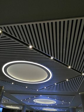 Cam ve metalden yapılmış modern çatı. İnşa et.