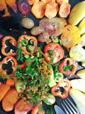 Beyaz tabakta, kapalı masada, seçici bir odak noktası olan çiğ meyve çileği tabağı.