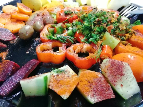 Piatto Assortimento Frutti Crudi Bacche Sul Piatto Bianco Sul Tavolo — Foto Stock