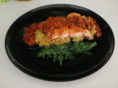 Tahta masada patates ve sebzeli kızarmış somon bifteği.