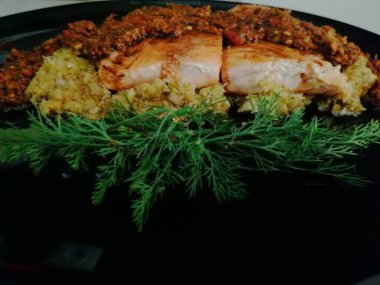 Tahta masada patates ve sebzeli kızarmış somon bifteği.