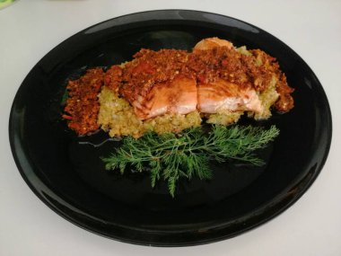 Tahta masada patates ve sebzeli kızarmış somon bifteği.