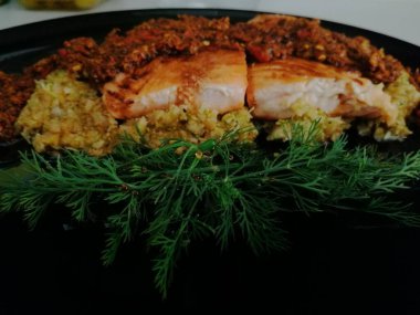 Tahta masada patates ve sebzeli kızarmış somon bifteği.