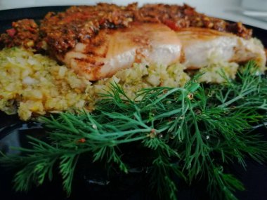 Tahta masada patates ve sebzeli kızarmış somon bifteği.