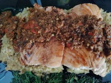 Tahta masada patates ve sebzeli kızarmış somon bifteği.