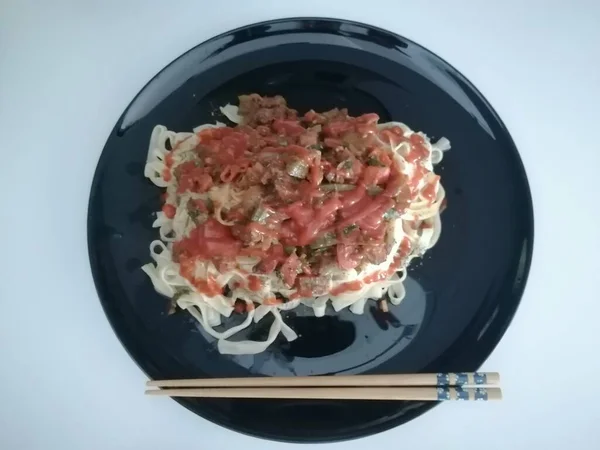 Kızarmış Pastırmalı Baharatlı Spagetti Kızarmış Pastırmalı Spagetti Kızarmış Fesleğen — Stok fotoğraf