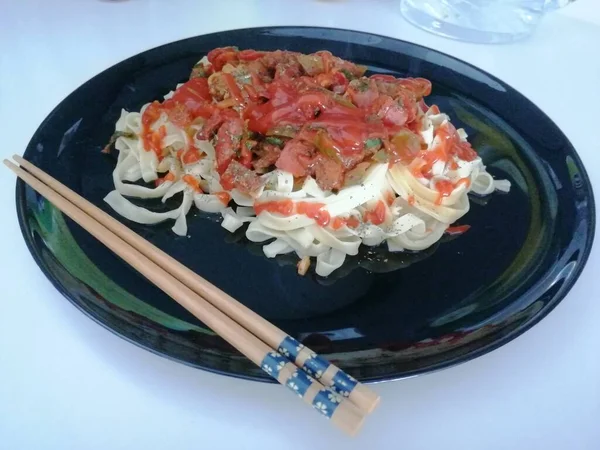 Pittige Spaghetti Met Gebakken Spek Spaghetti Met Gebakken Knapperig Spek — Stockfoto