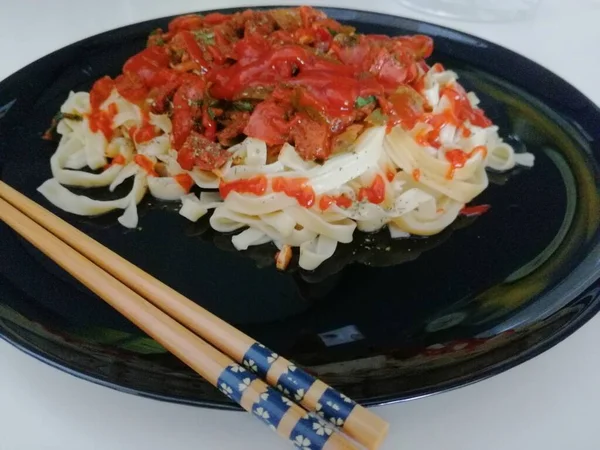Pikantní Špagety Smaženou Slaninou Špagety Smaženou Křupavou Slaninou Smaženou Chilli — Stock fotografie