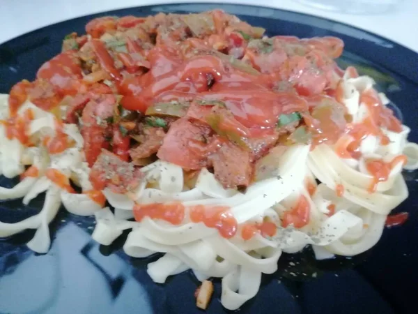 Kızarmış Pastırmalı Baharatlı Spagetti Kızarmış Pastırmalı Spagetti Kızarmış Fesleğen — Stok fotoğraf