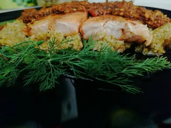 Gebratenes Lachssteak Mit Kartoffeln Und Gemüse Auf Holztisch — Stockfoto