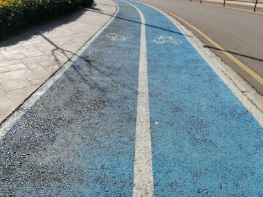 Kaldırımda bisiklet yolunu işaretliyorum.