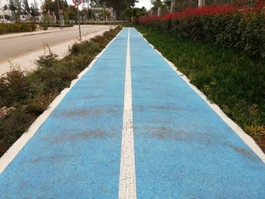 Kaldırımda bisiklet yolunu işaretliyorum.