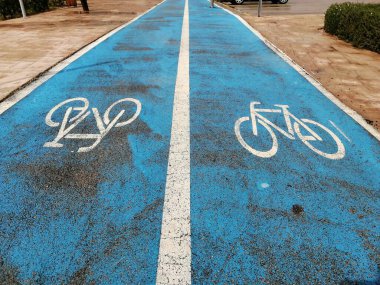 Kaldırımda bisiklet yolunu işaretliyorum.