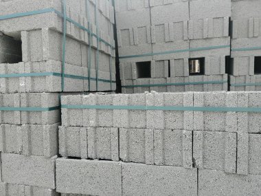 İnşaat duvarlarının yapımında kullanılan beton brikete beton tuğla da denir..