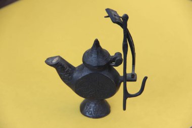 Eski oymalı bakır kahve demliği.