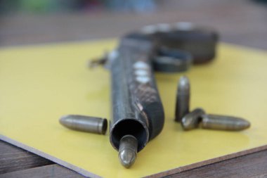 Eski işlemeli metal ve tahta silah.