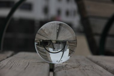 Kristal kürenin içinden doğa manzarası.