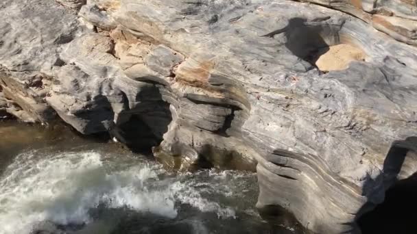 Água Fria Está Fluindo Entre Incrível Forma Rochas Marrons Rio — Vídeo de Stock