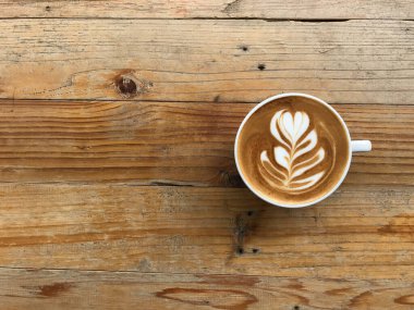 Çerçevenin sol tarafında fotokopi alanı olan doğal kahverengi ve retro desenli ahşap masa koyun.