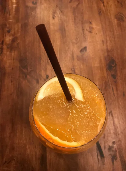 Een Glas Bevroren Vers Sinaasappelsap Gesneden Sinaasappelblaadje Met Een Bruin — Stockfoto