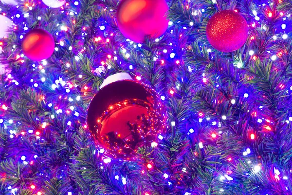 Bolas Rojas Árbol Navidad Con Luces Azules — Foto de Stock