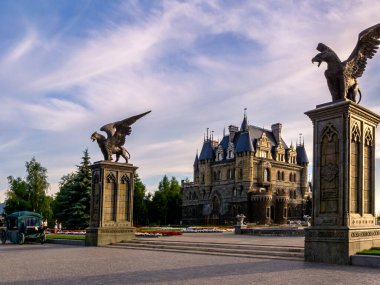 Khryashchevka, Rusya, 16 Temmuz 2020, Garibaldi kalesi ve griffinler akşam gökyüzünün arka planında