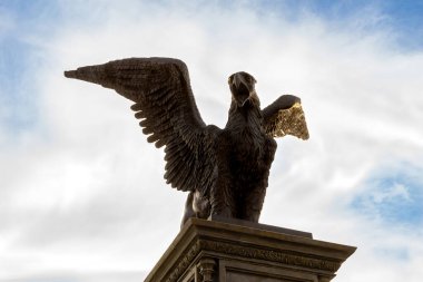 Griffin heykeli akşam gökyüzünün arka planında, seçici odak