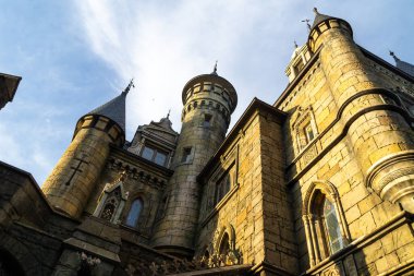 Khryashchevka, Rusya, 16 Temmuz 2020, Garibaldi kalesi, kalenin bir parçasının alt görüntüsü.